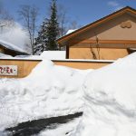 雪に埋もれる森の旅亭びえいの玄関