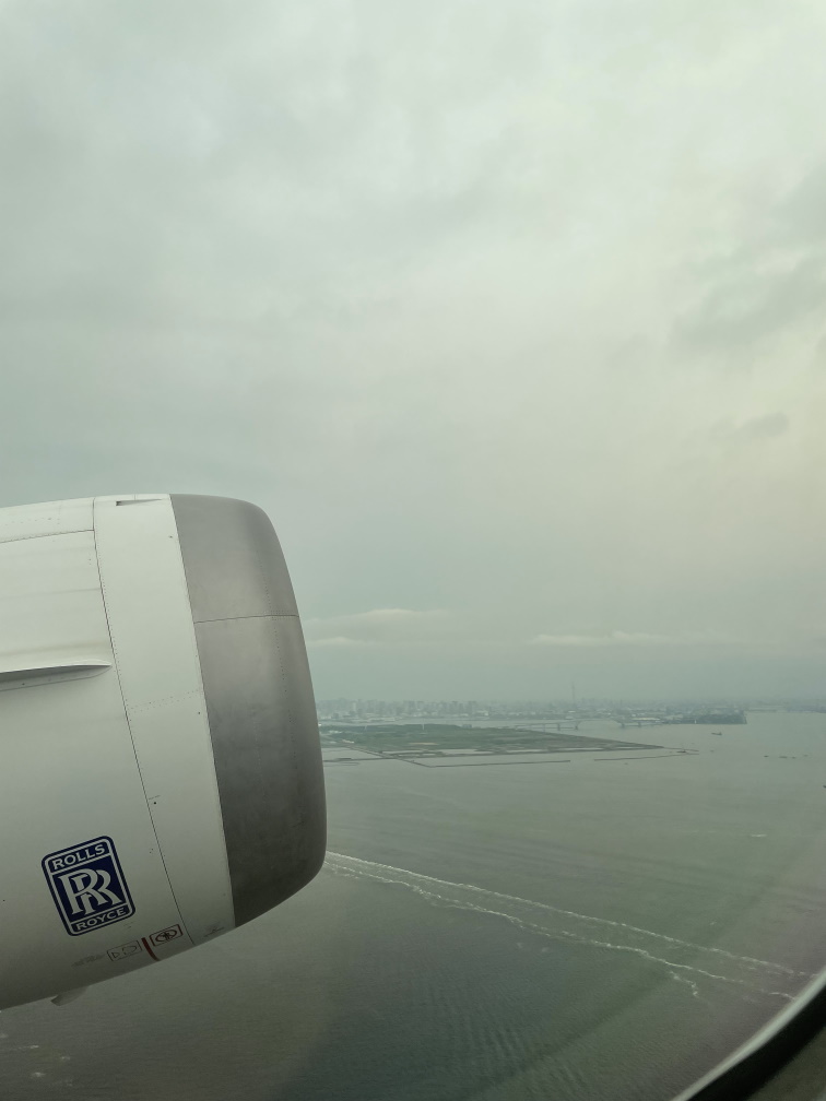 離陸直後に東京ゲートブリッジや東京スカイツリーが見える