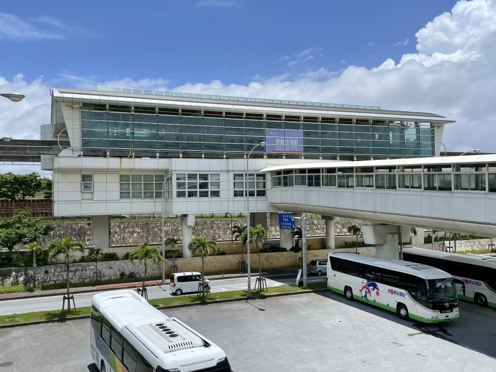 空港側からゆいレールの那覇空港駅見た景色