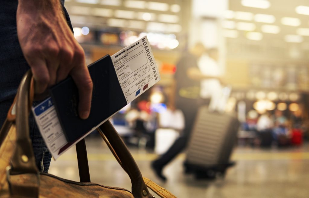 空港内で、Boarding Passや荷物を持つ男性
Joshua WoronieckiによるPixabayからの画像