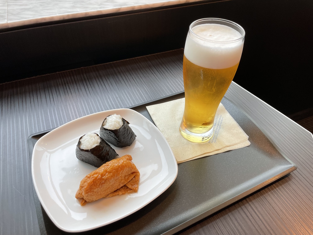 ANA SUITE LOUNGEにて、ビールとおにぎり、お稲荷さんをいただく