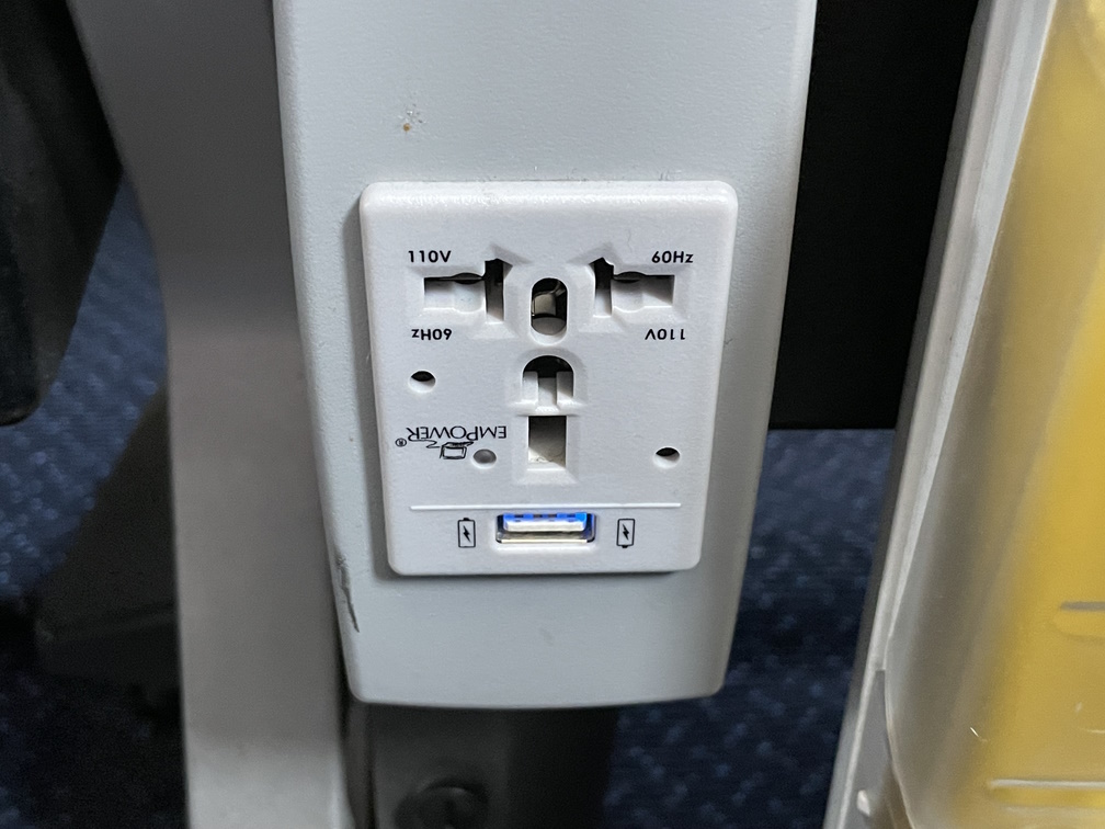 エコノミークラスでも、USBポートと最前列だけは電源がついている