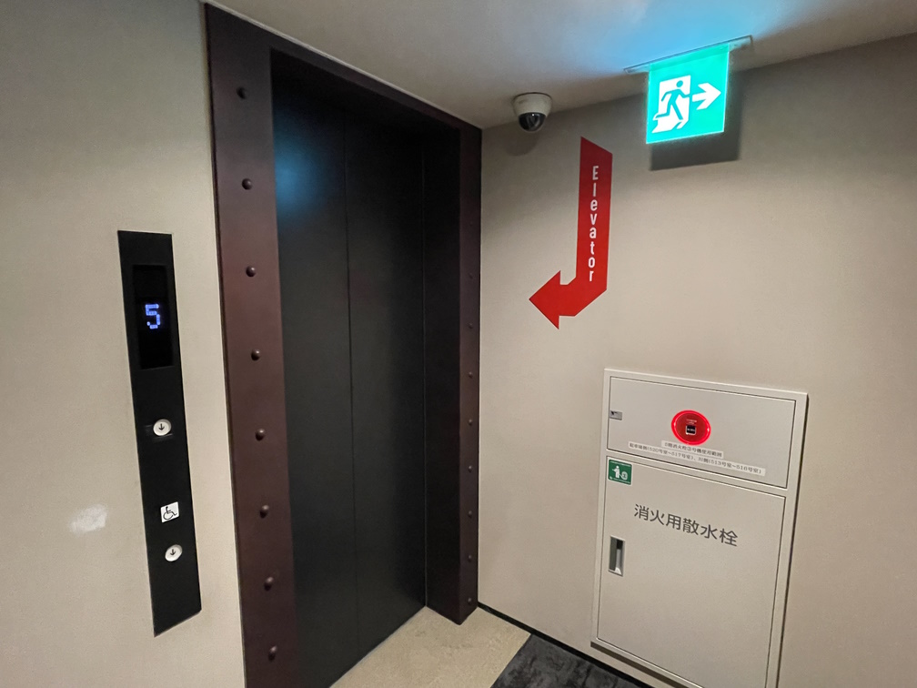 東側の端に設置されているエレベーター