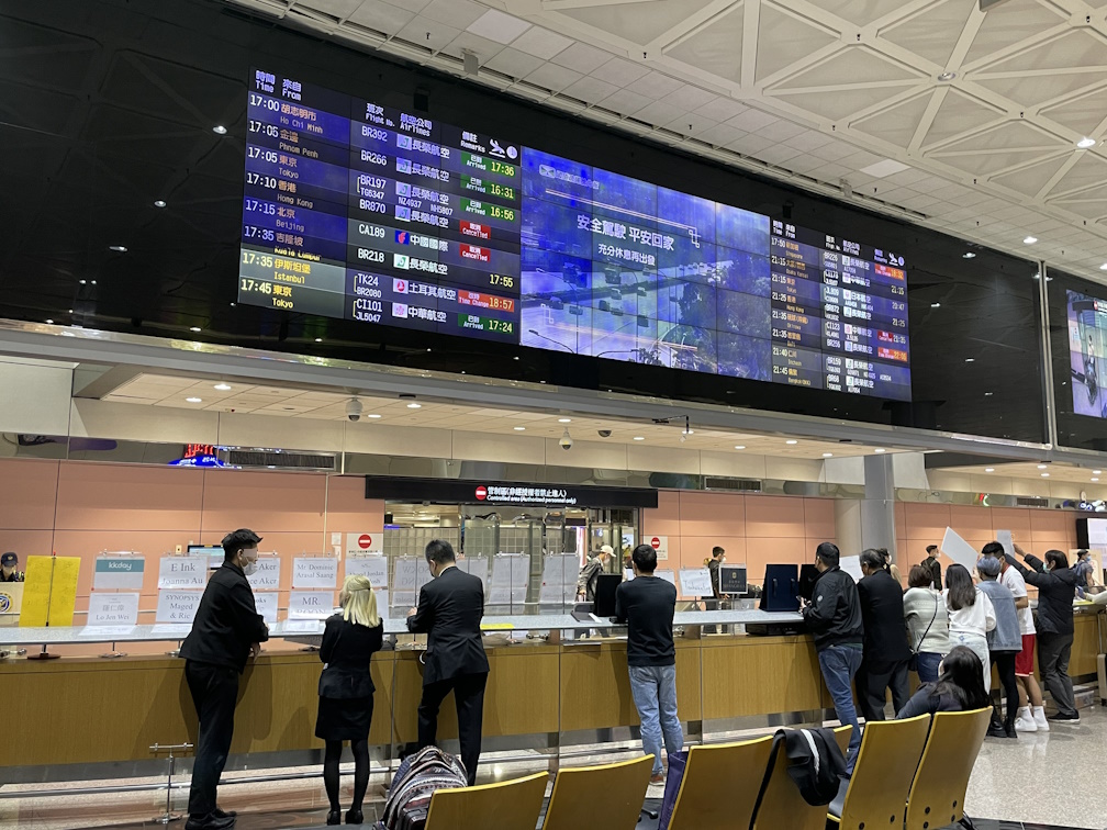 台湾桃園国際空港の大型サイネージ