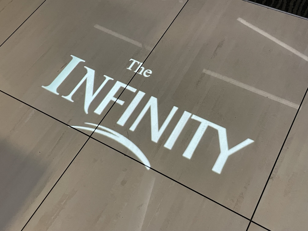 ラウンジ入口付近にある【The INFINITY】のロゴ照明