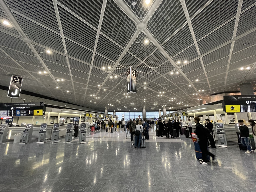 成田空港出発ロビー I・Jカウンターの風景