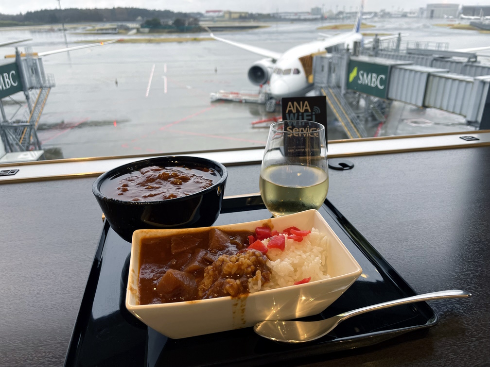 ANAラウンジでの朝食(カレーとカレーそば、シャンパン)