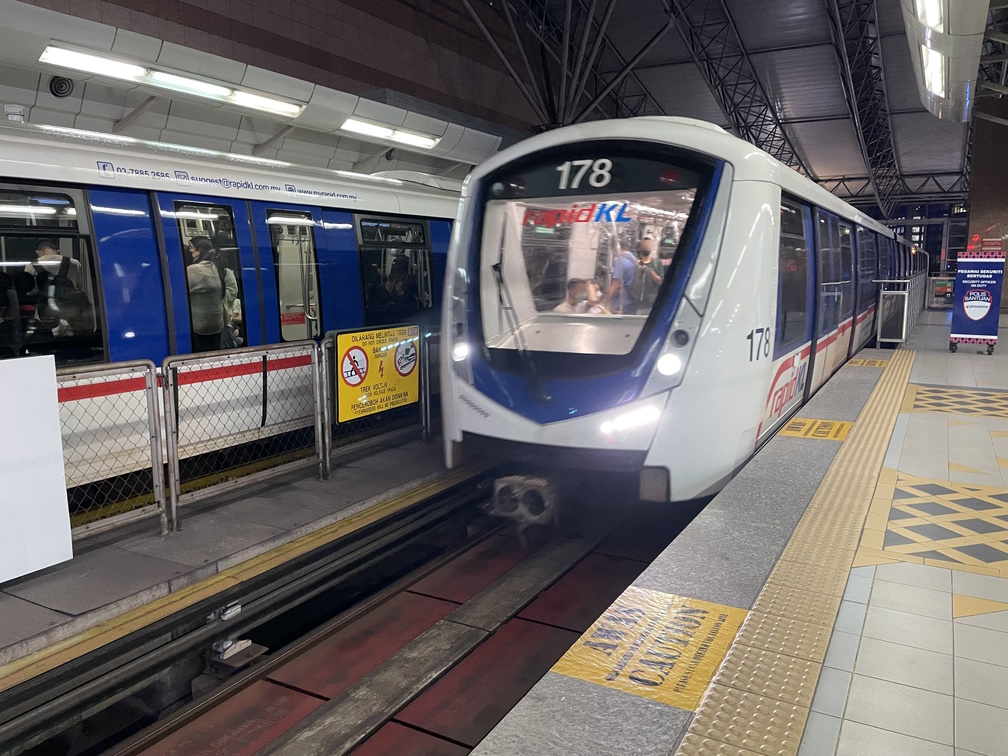 rapid KL LRT LALUAN KELANA JAYA LINE