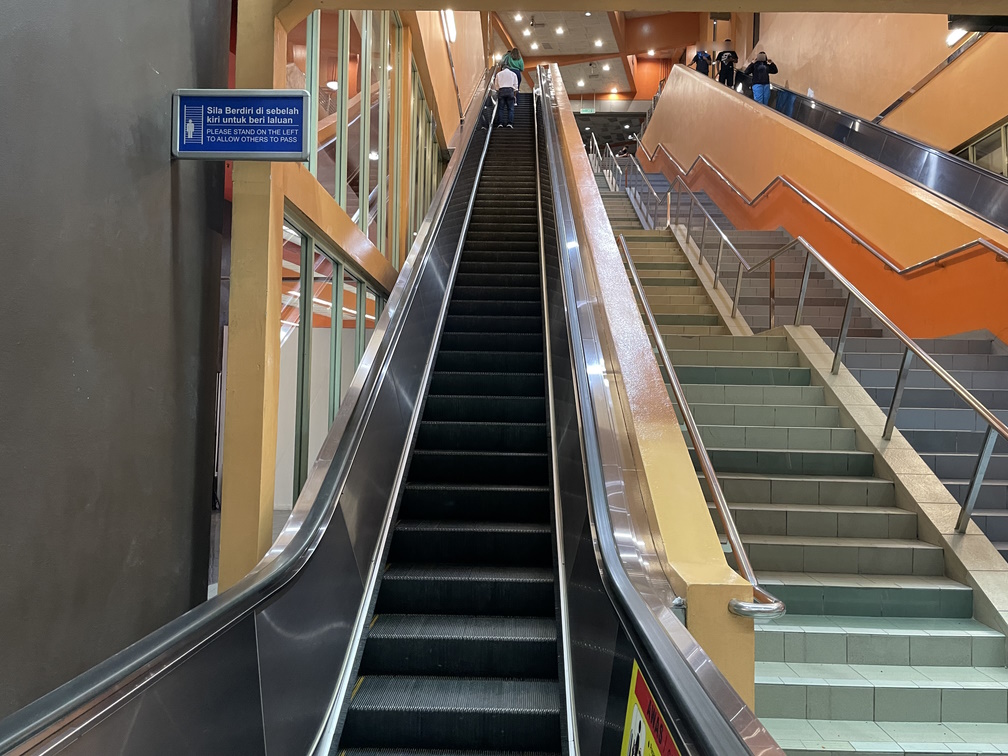Ampang Park駅と地上とを繋げるエスカレーターと階段