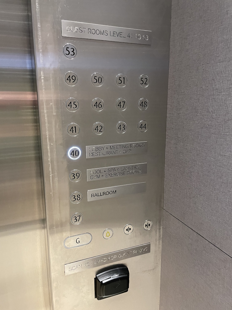 エレベーター内の行き先階ボタン