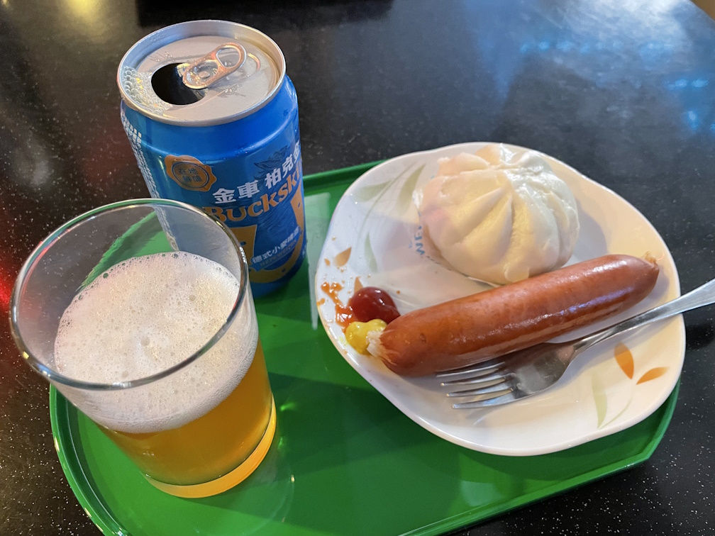 ラウンジでの朝食、ビールとソーセージ、ミニまんじゅう