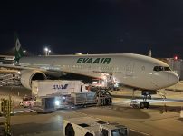 成田空港で出発を待つBR195便