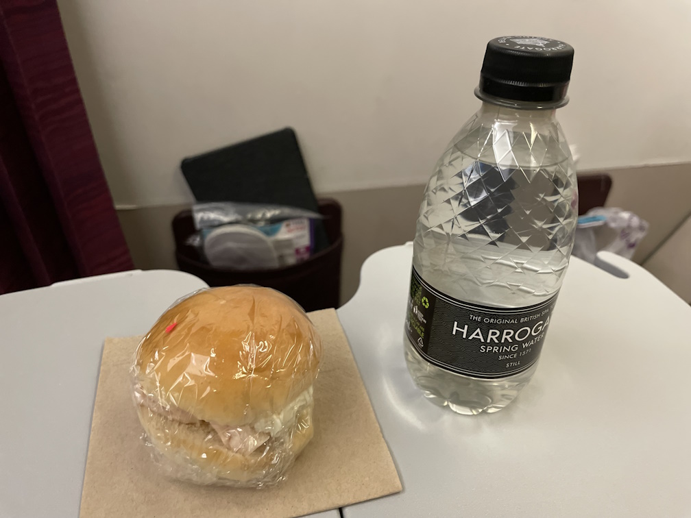 朝食としてサーブされたサンドイッチと水