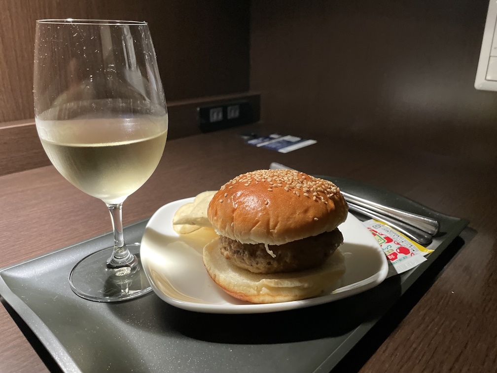 白ワインとハンバーガー