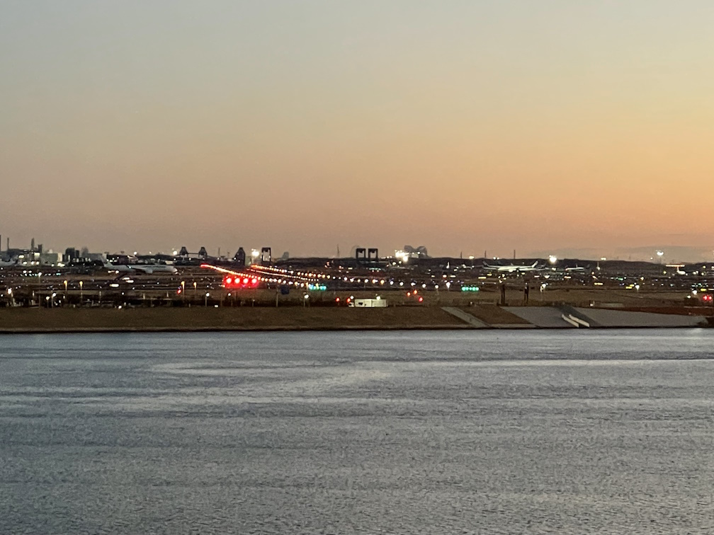 朝焼けの向こうに見える羽田空港