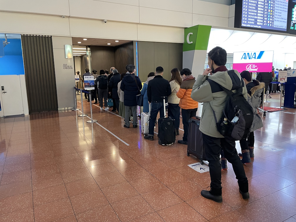 ANA PREMIUM CHECK-INの入口と、そこへ向かって並ぶ人たち