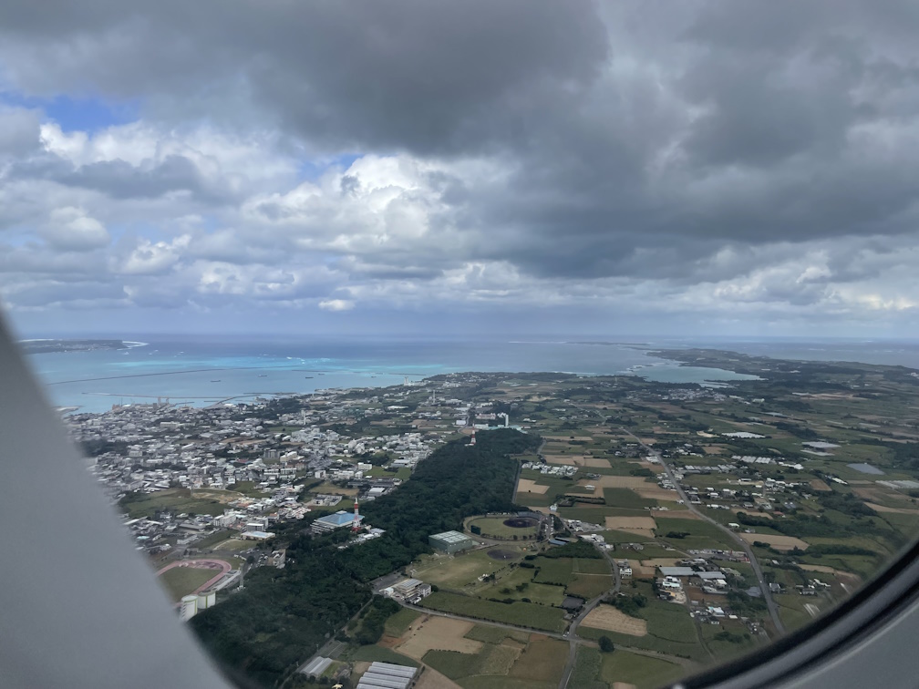 離陸直後、宮古島市内と海岸線