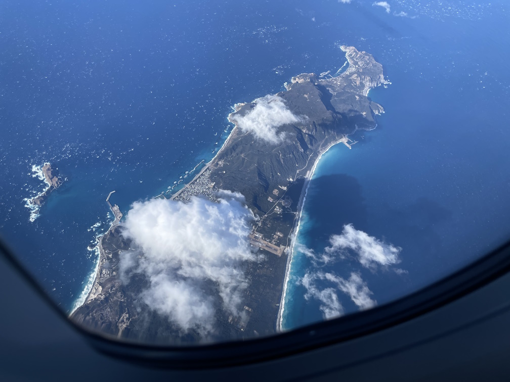 機内から見る新島