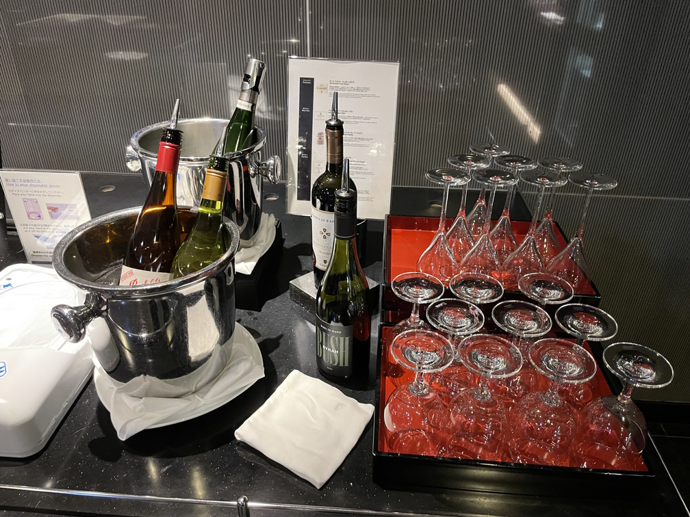 ANA SUITE LOUNGE内に置かれているワインやシャンパン、グラス