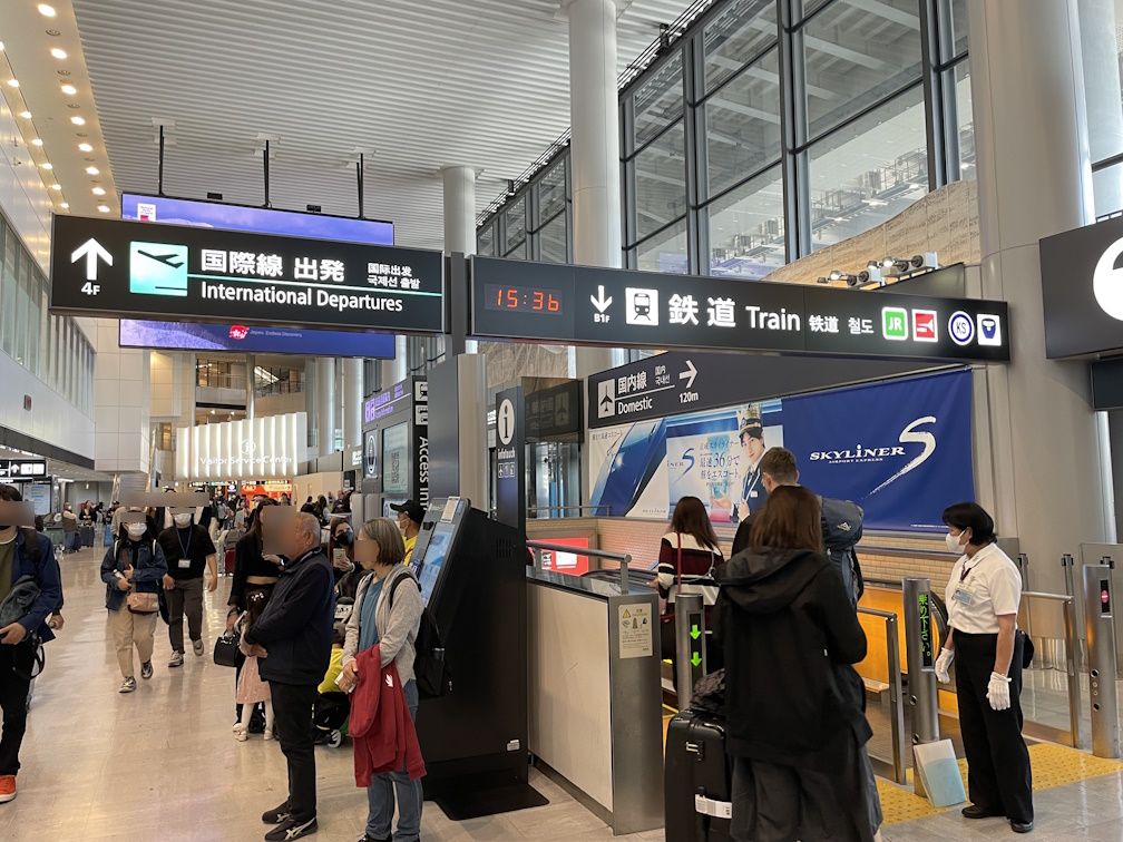 成田空港の到着ロビー、鉄道への乗り換え口付近