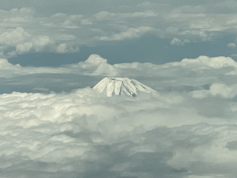 頂上付近だけが顔を出した富士山