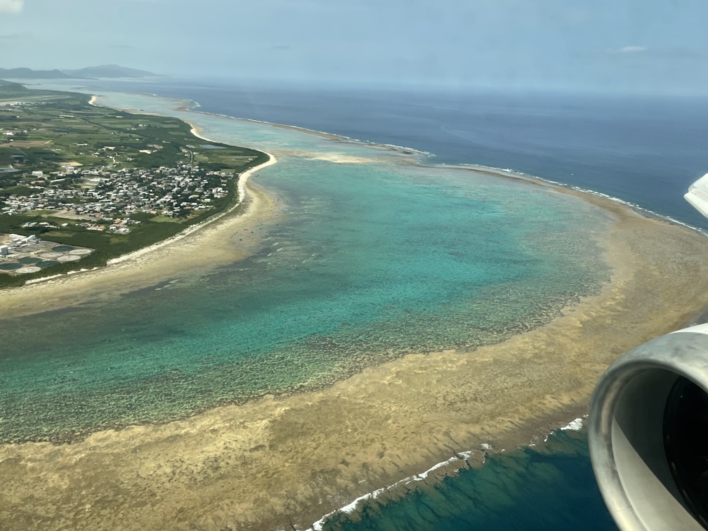 着陸直前の石垣島とサンゴ