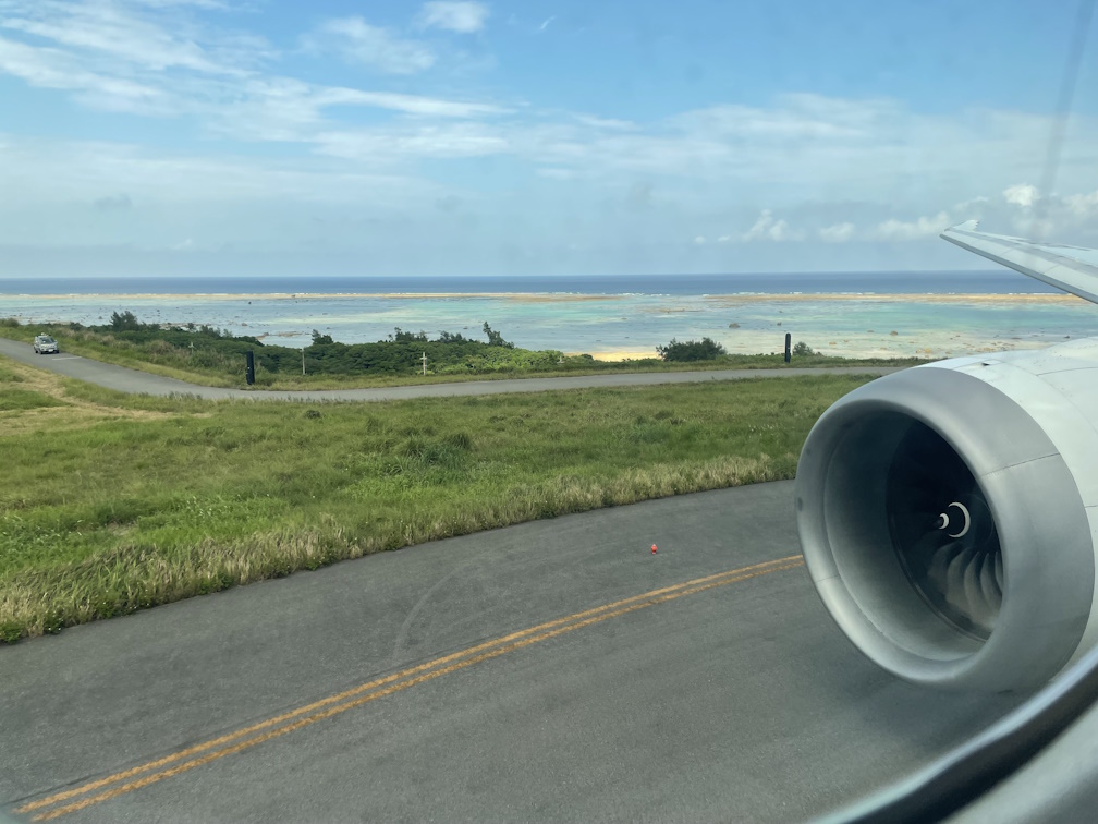 ランウェイ22からの離陸前に見えた海岸線