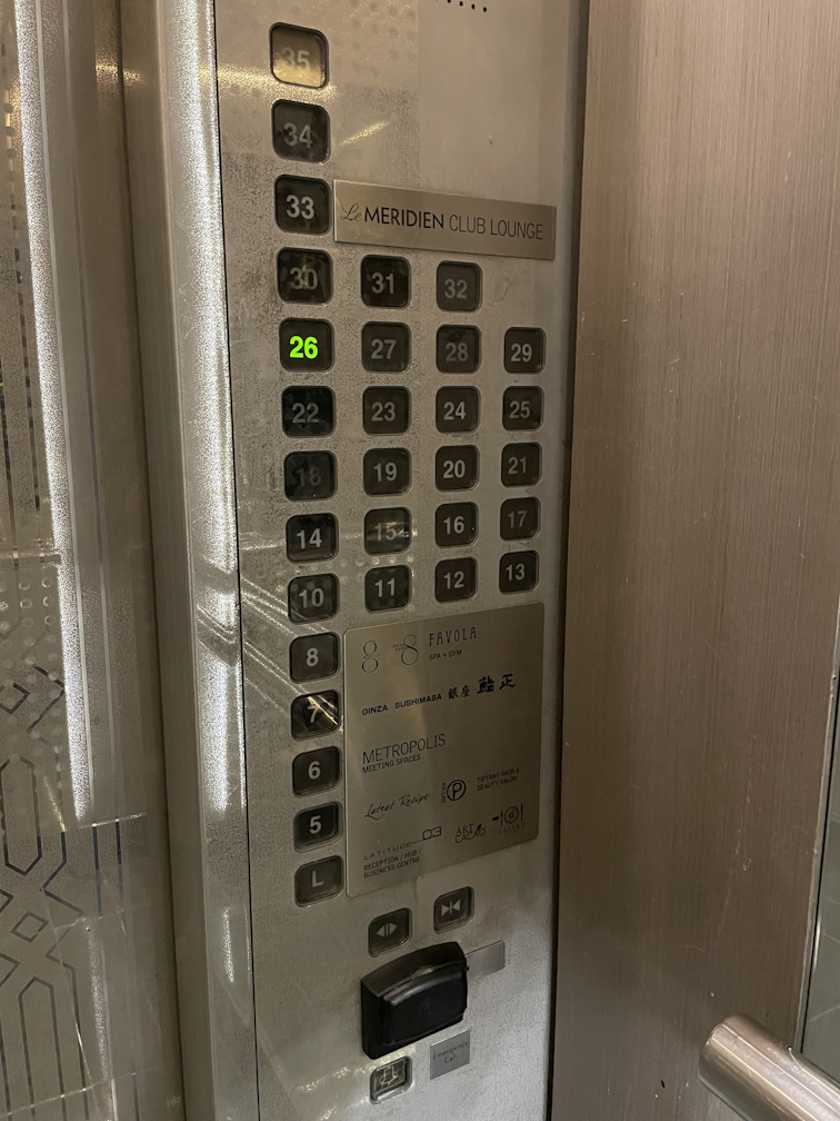 エレベーター内の階数ボタン