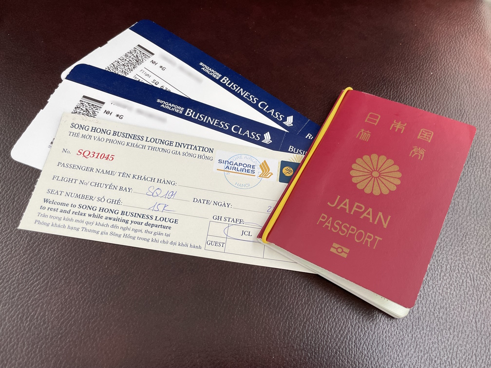パスポート、搭乗券、そしてSONG HONG BUSINESS LOUNGE INVITATION