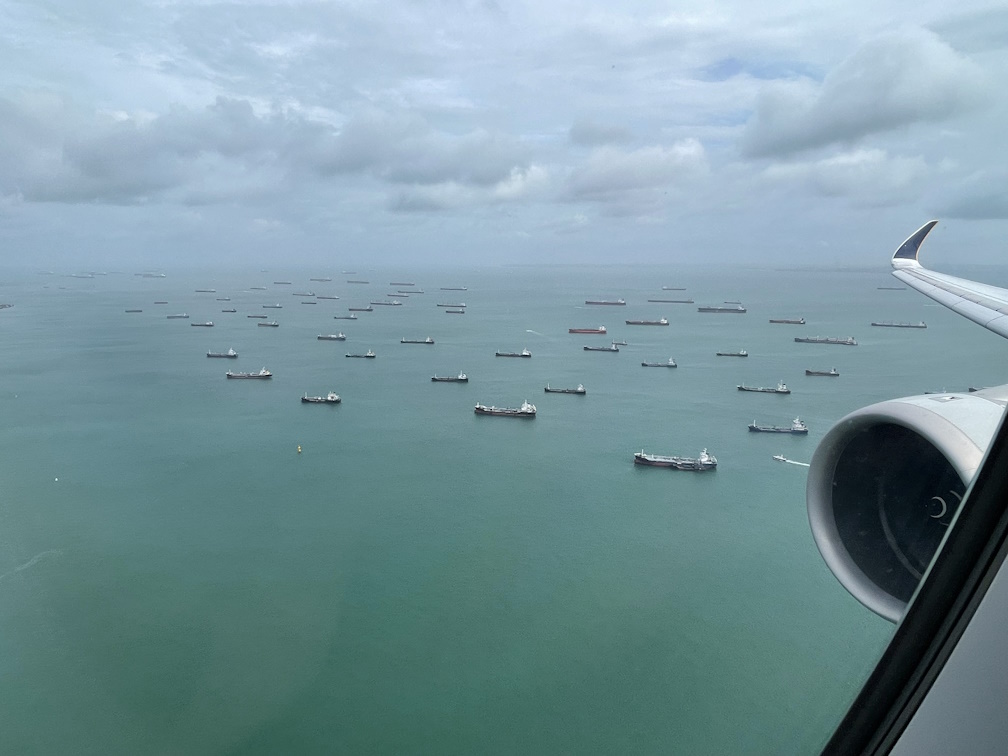 シンガポール海峡に浮かぶ多くのコンテナ船
