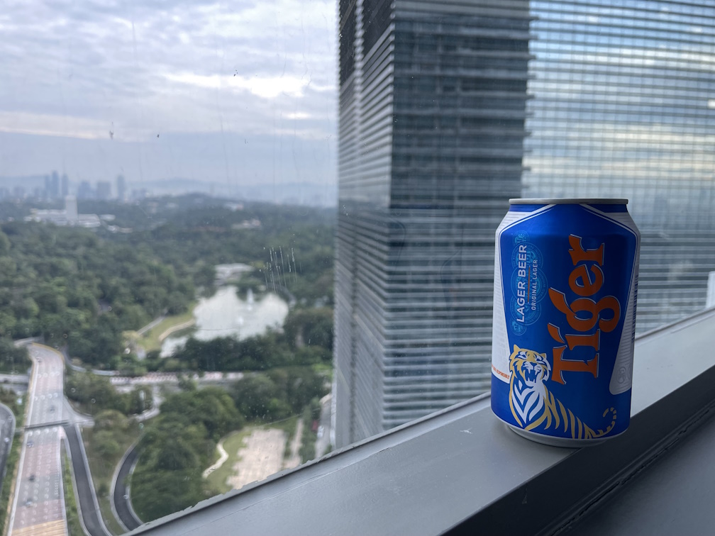 ホテルの朝ビールはTiger LAGAR BEER