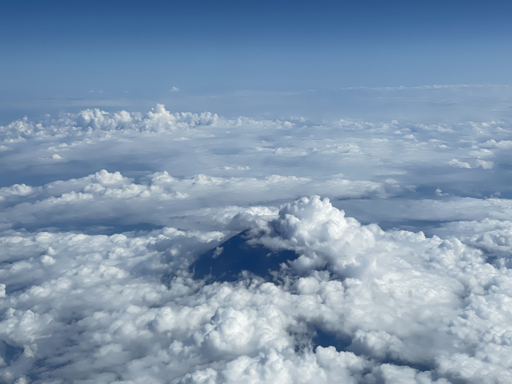 雲に覆われた富士山