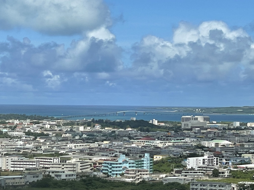 遠めに池間大橋を望む