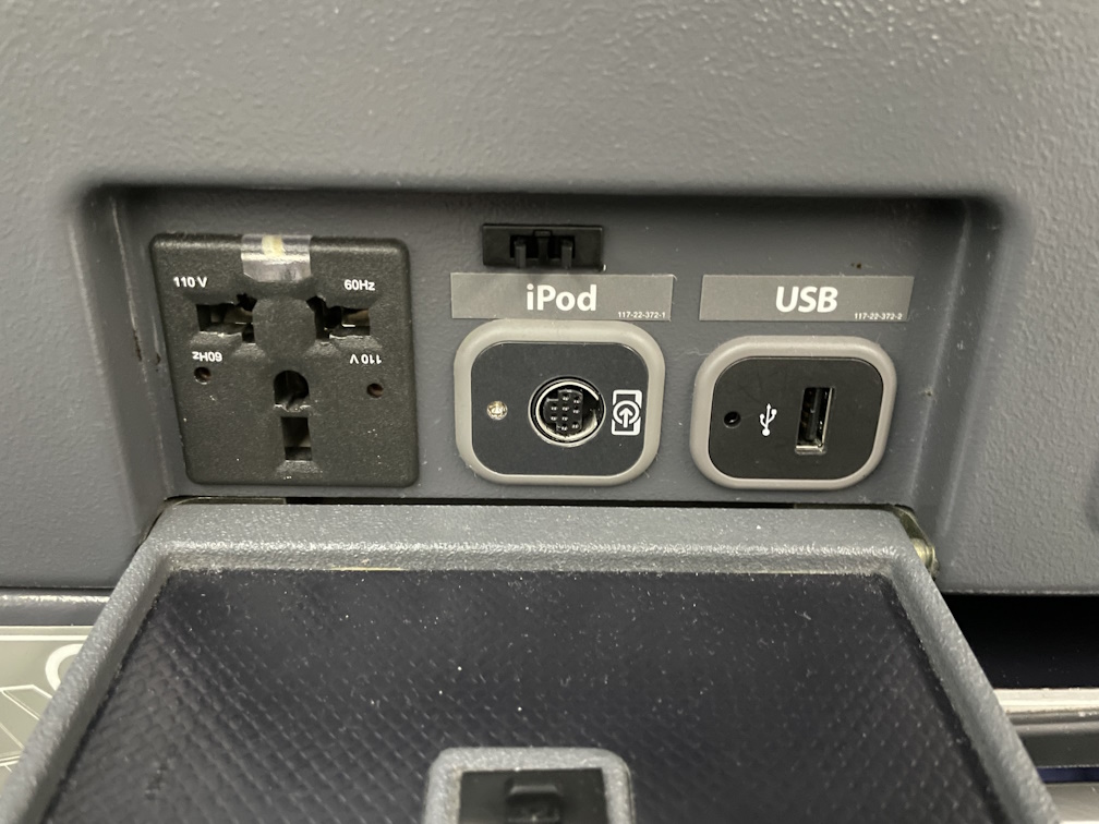 ユニバーサルタイプの電源、iPodポートとUSB-Aポート