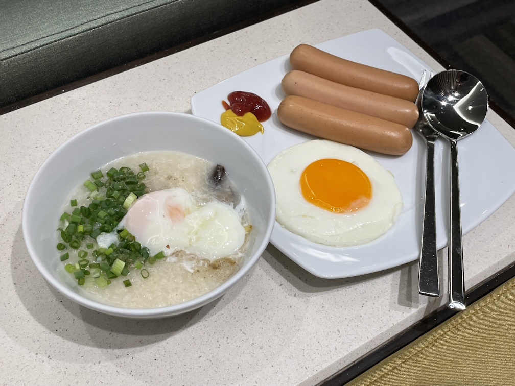 おかゆと目玉焼き、ソーセージ