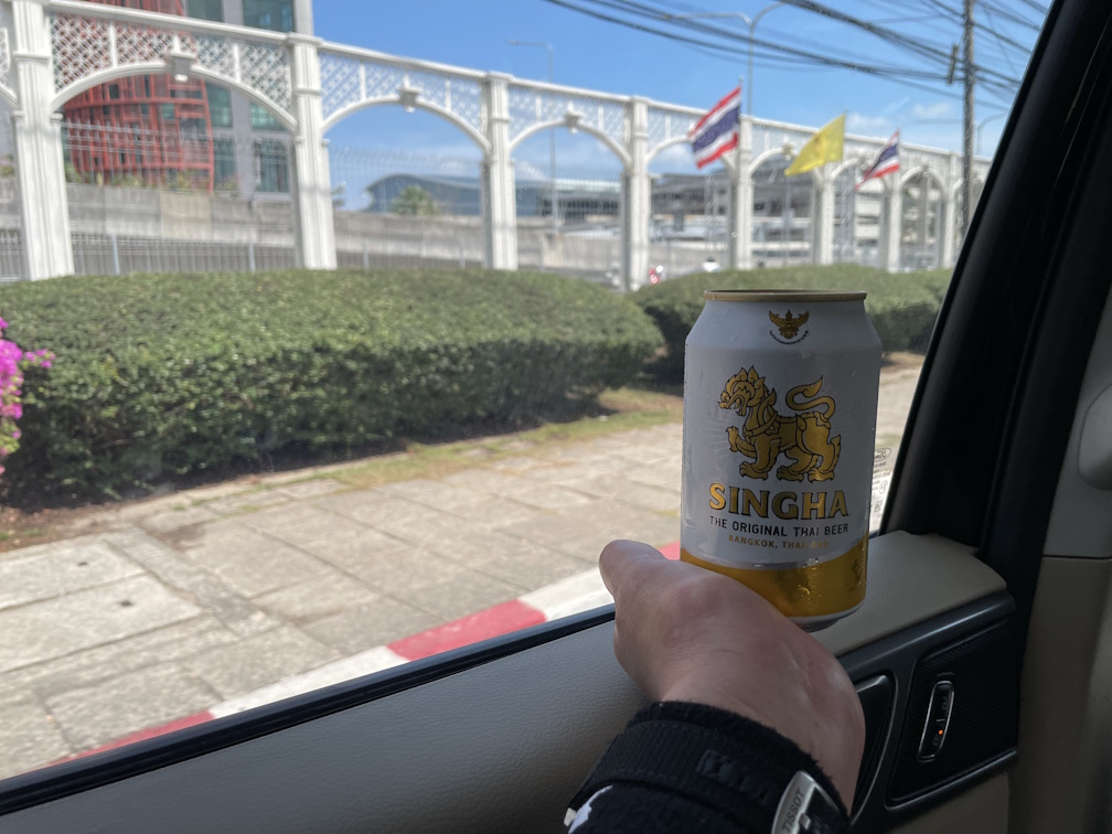 車内のドリンクサービス（SINGHAビール）