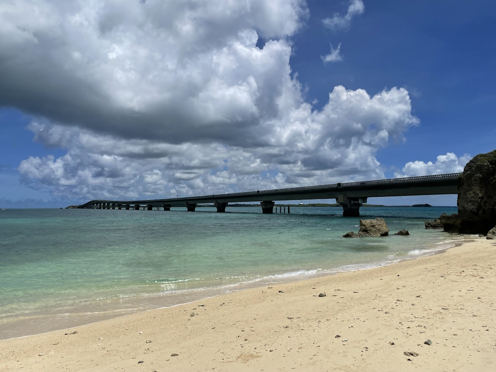 オハマビーチから見た池間大橋