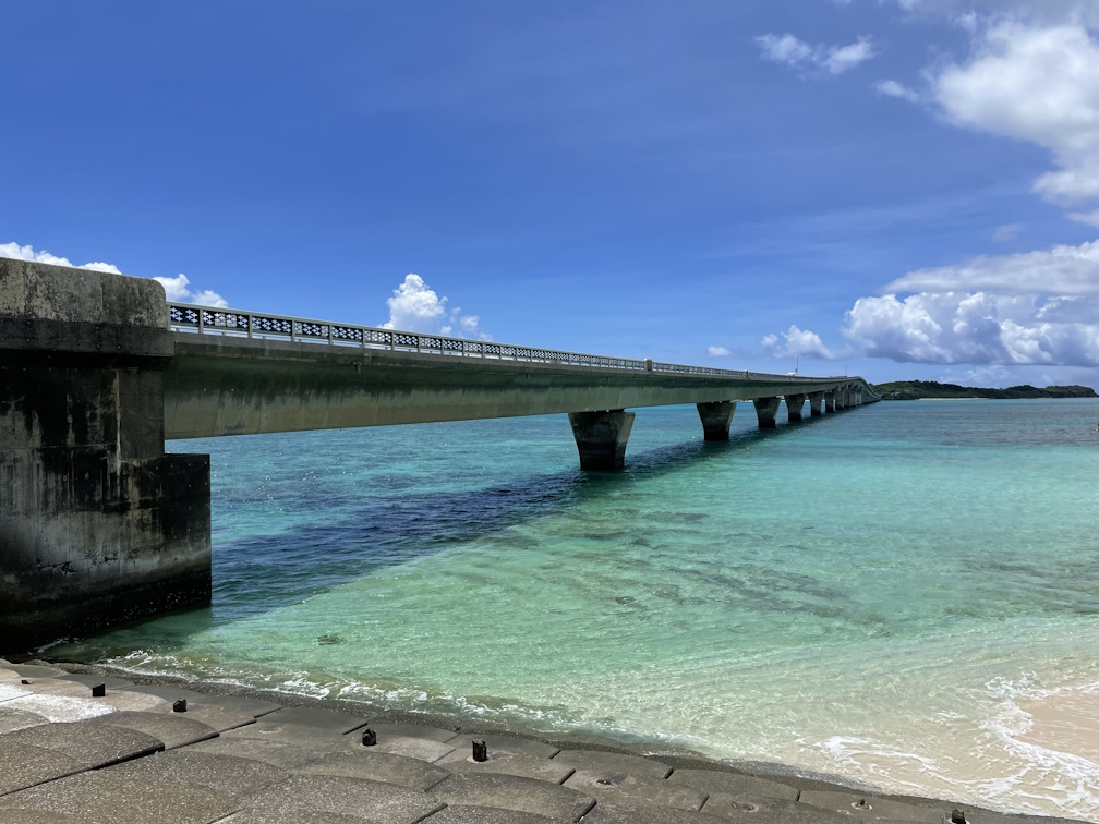 池間大橋側の海側には、上陸しやすいように段差が設けられている