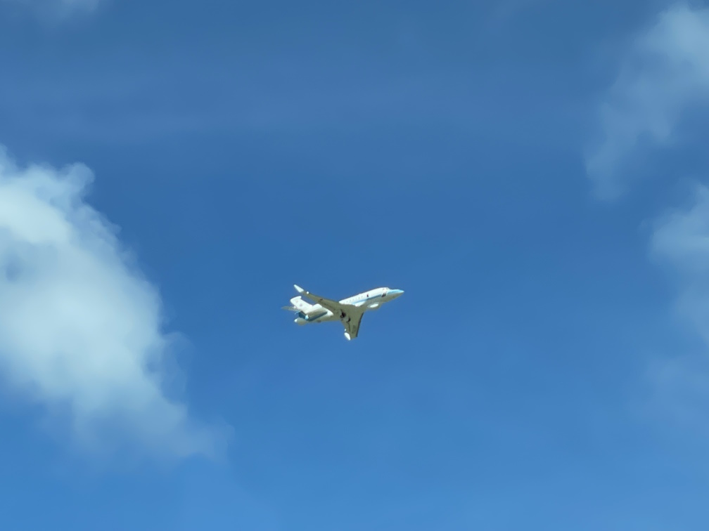 下地島空港付近を飛行中の小型ジェット機