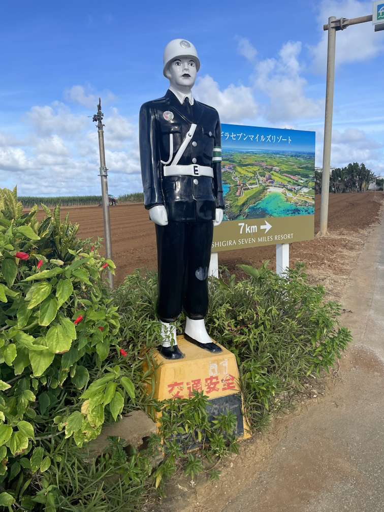 来間島への道案内をしているとも言える宮古島まもる君（てつや君）