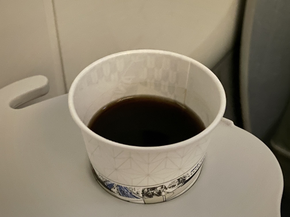 サーブされたブラックコーヒー