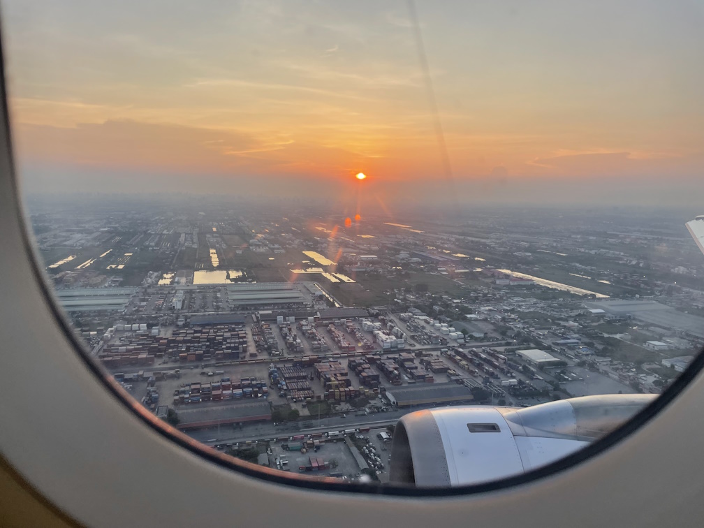 着陸直前の機内から見た夕陽