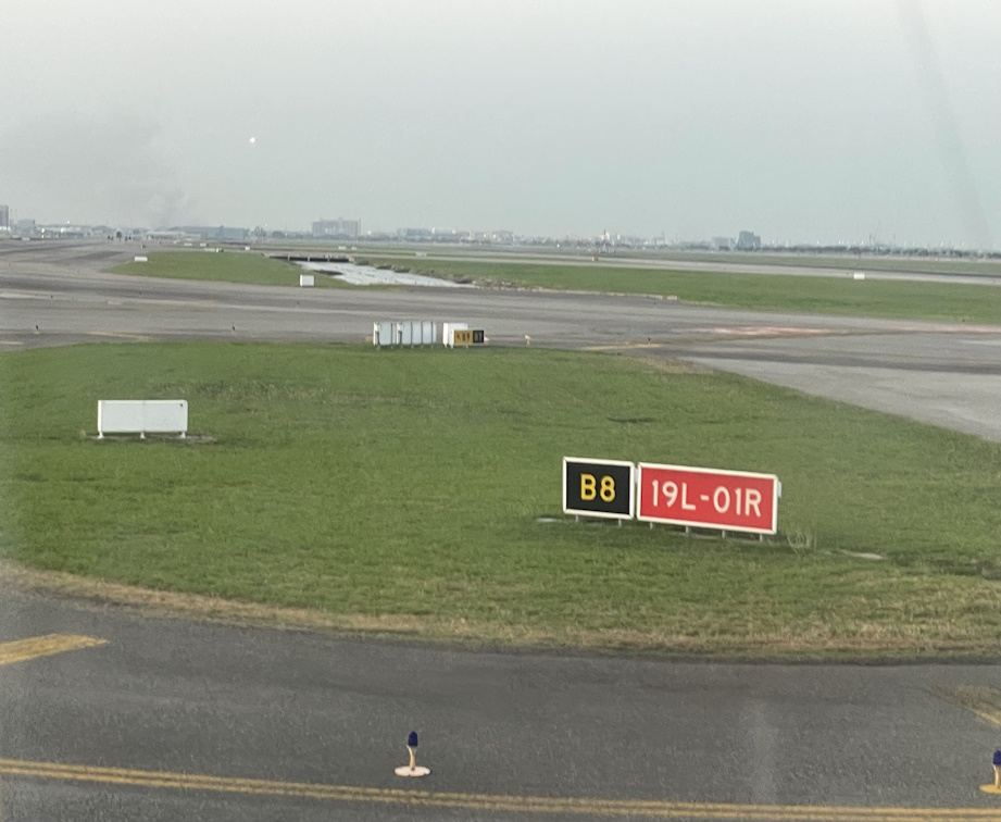機内から見る、滑走路にある19L-01Rの標識