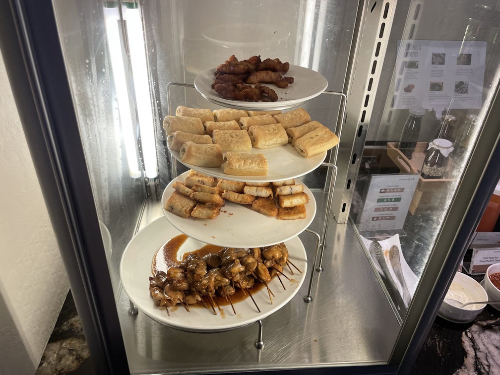 照り焼きの焼き鳥やベジタブルクリームパイなど