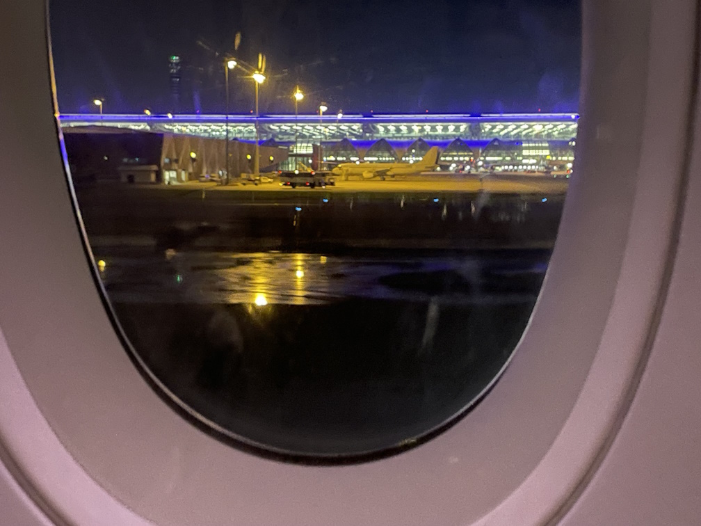 タキシング時に自席から見たスワンナプーム国際空港