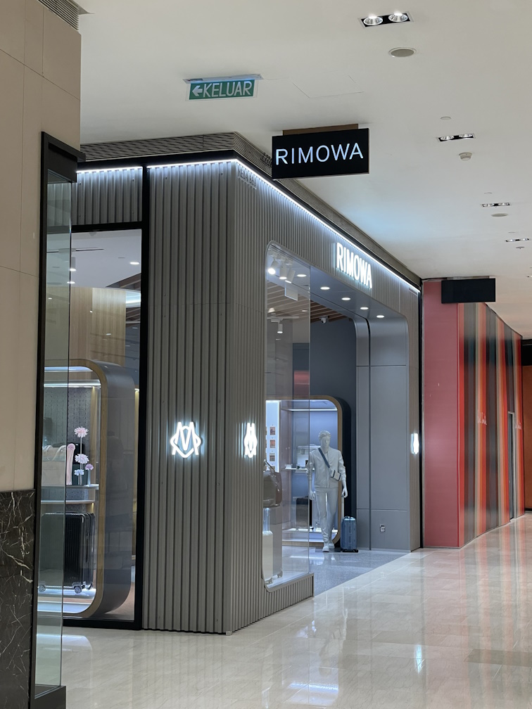 PAVILION内のRIMOWA