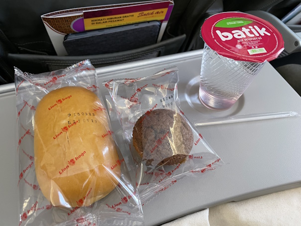 機内食はパンとパンケーキ、ミネラルウォーター