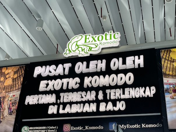 コモド空港の出口付近にあるExotic Komodoの表示