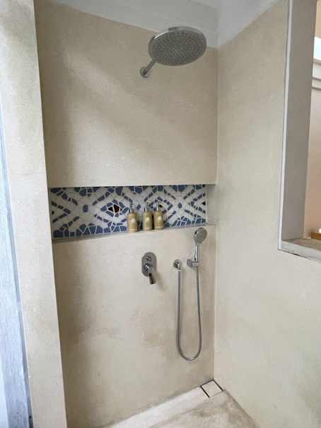 シャワーはハンドタイプとレインタイプで、ボディソープ・シャンプー・コンディショナーが用意されている