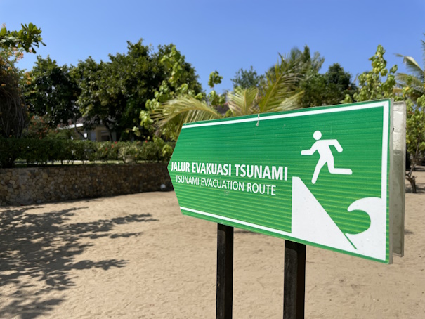 TSUNAMI（津波）の避難経路を示す表示